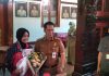 Bupati Kudus Hartopo bersama Safira Dwi Meilani peraih medali emas di Malaysia, (Foto : Adam Naufaldo)