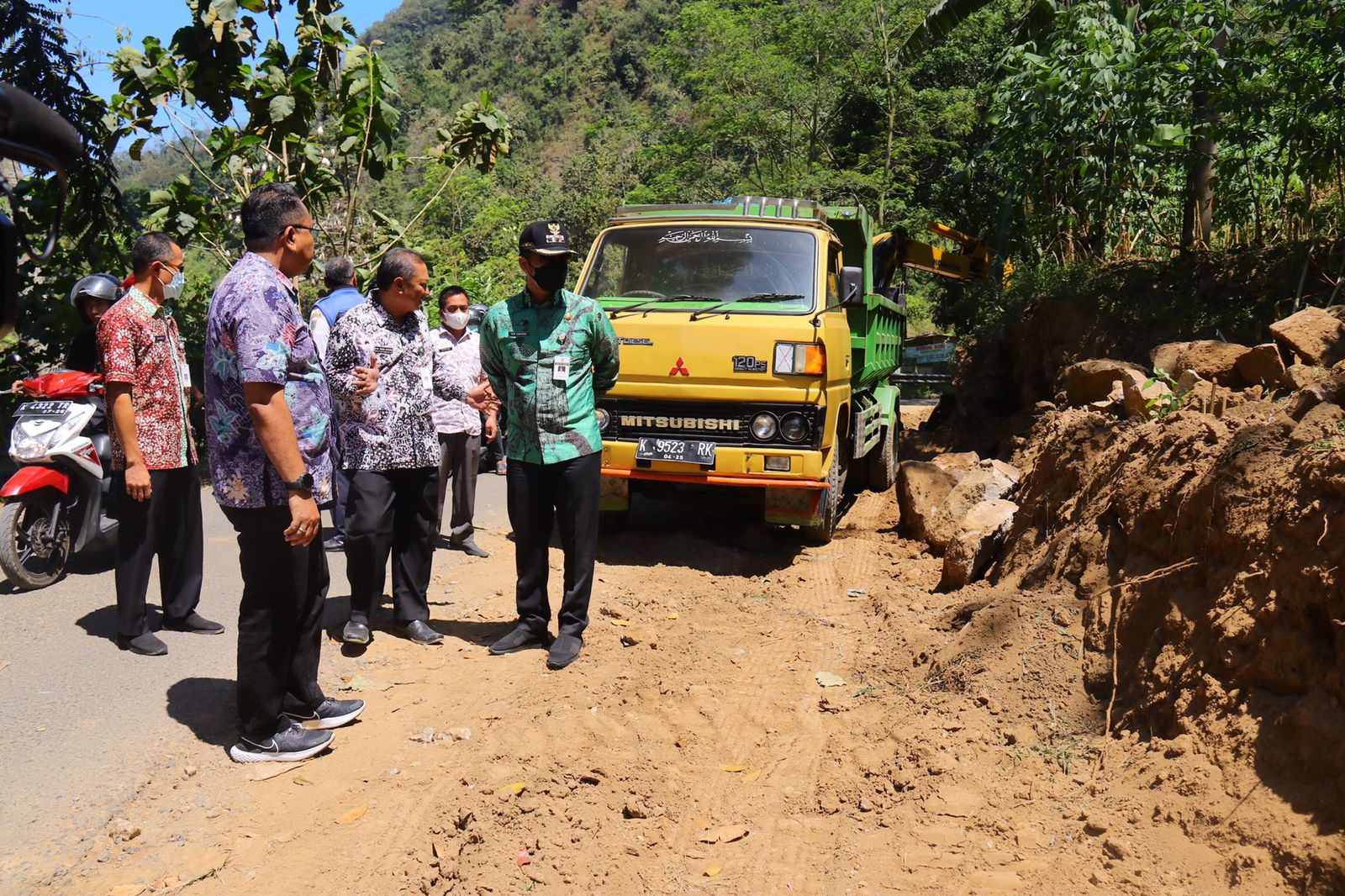 Bupati Kudus Hartopo beserta jajaran lainnya meninjau pelebaran jalan di Desa Rahtawu, (Foto : Adam Naufaldo)