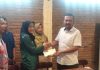 Ketua DPC Partai Gerindra Sulistiyo saat memberikan bonus ke Safira Dwi Meilani, (Foto : Adam Naufaldo)