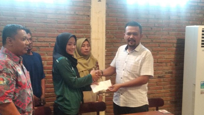 Ketua DPC Partai Gerindra Sulistiyo saat memberikan bonus ke Safira Dwi Meilani, (Foto : Adam Naufaldo)