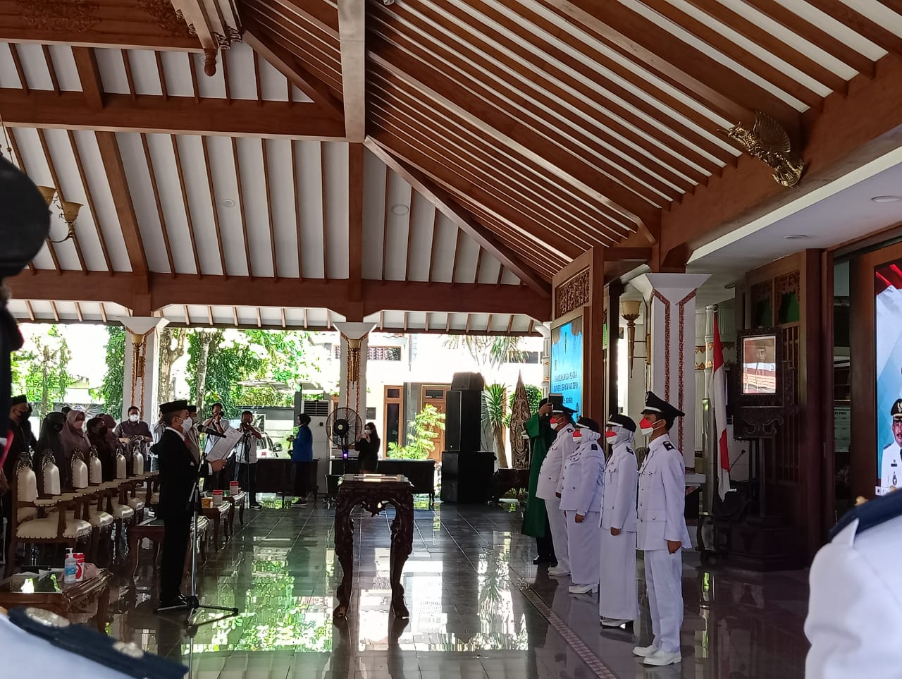 Bupati Pati melantik empat kepala desa hasil Pilkades PAW si Pendopo Kabupaten Pati, Rabu (10/8/2022)