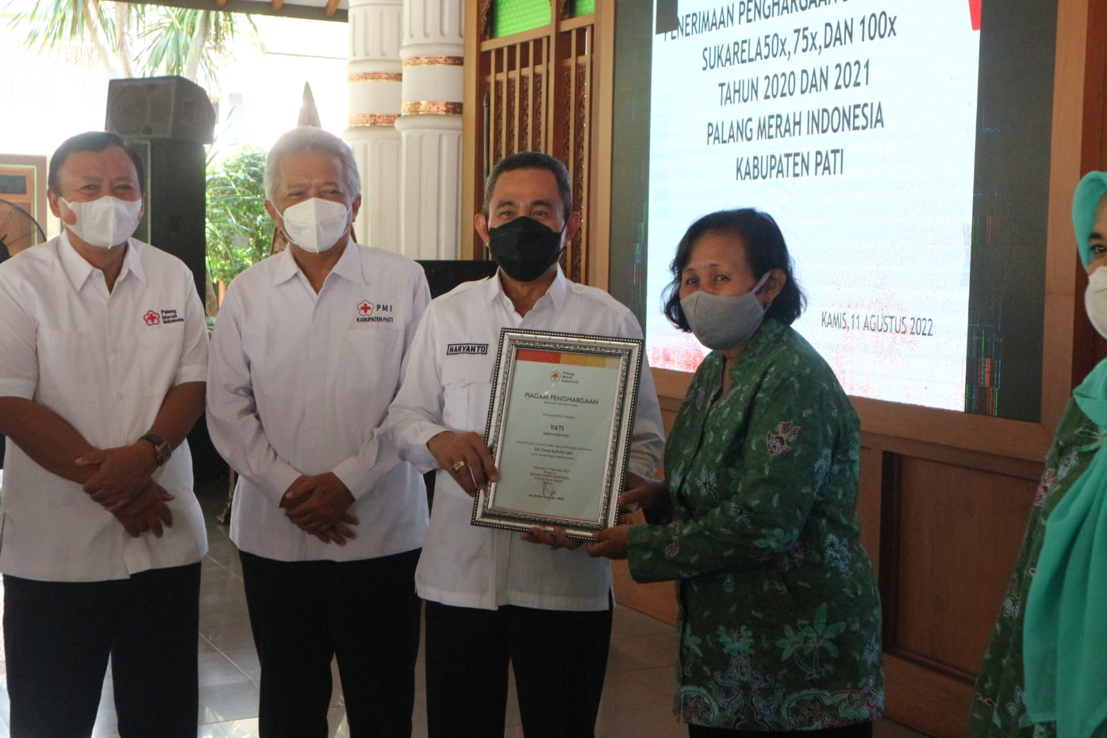 Ketua PMI Pati Haryanto tengah memberikan penghargaan bagi pendonor darah terbanyak di Pendopo Pati, Kamis (11/8/2022)