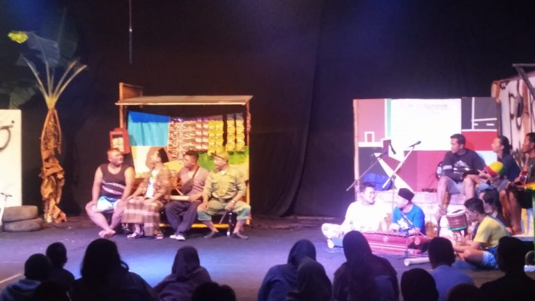 Pentas Seni Keluarga Segitiga Teater di Auditorium UMK Kudus