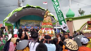 Warga Dukuh Krajan memperebutkan isi gunungan di kegiatan Kirab budaya, (Foto : Adam Naufaldo)