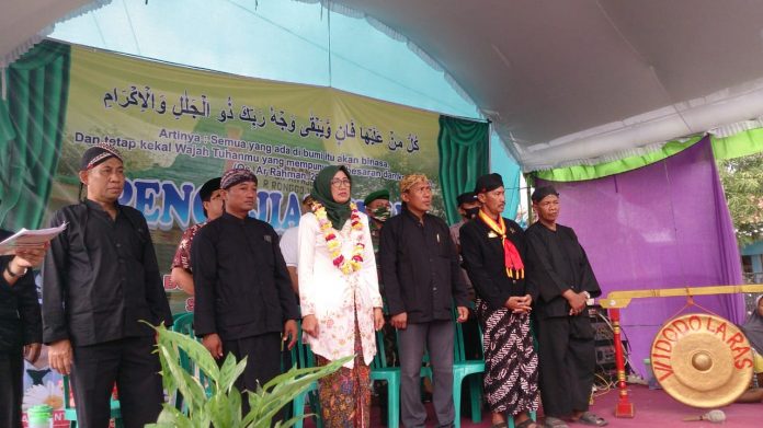 PLT Kepala Dinas Kebudayaan dan Pariwisata Mutrika bersama jajaran pejabat Dukuh Krajan Karangrowo Undaan Kabupaten Kudus, (Foto : Adam Naufaldo)