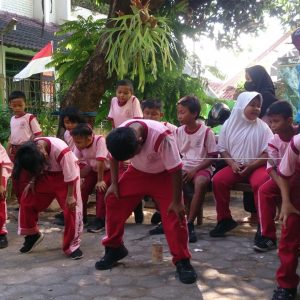 Siswa-Siswi SD Glantengan Kudus lomba memasukkan pensil kedalam botol, (Foto : Adam Naufaldo)