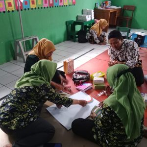 Praktik pembuatan media paper quilling diarahkan oleh Muh Muhaimin, M.Pd selaku dosen PGSD Unisnu Jepara