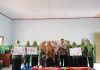 Foto bersama di akhir sesi, sekaligus menampilkan hasil karya media paper quilling