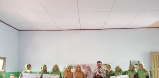 Foto bersama di akhir sesi, sekaligus menampilkan hasil karya media paper quilling