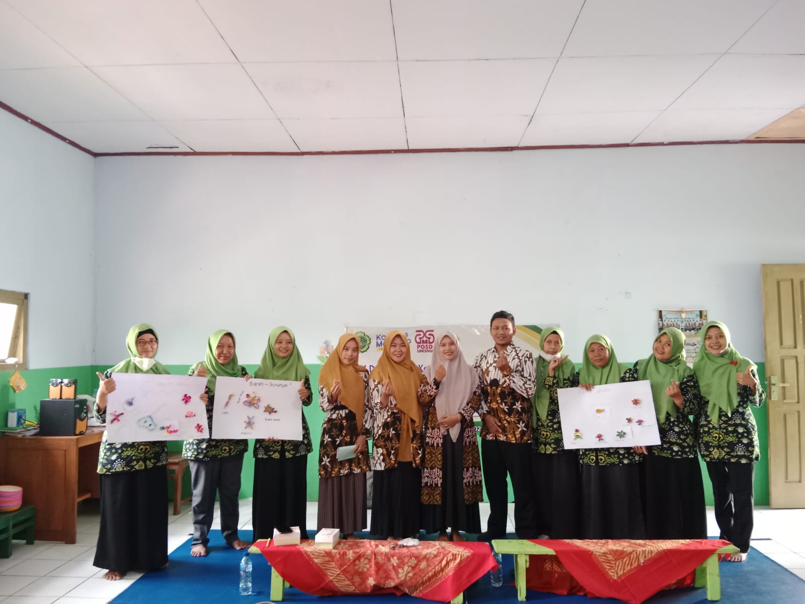 Foto bersama di akhir sesi, sekaligus menampilkan hasil karya media paper quilling