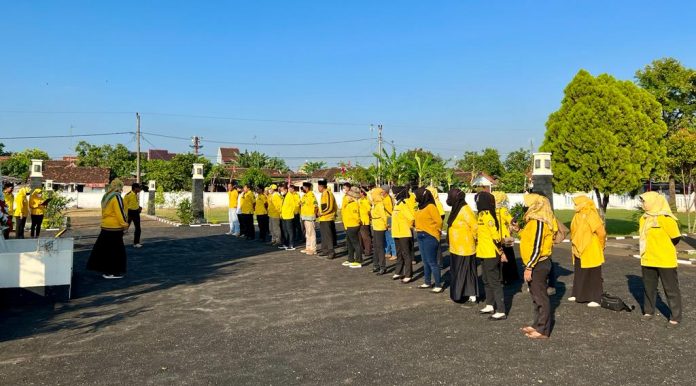 Kader dan pengurus DPD Partai Golkar Kabupaten Pati ziarah ke makam pahlawan di Desa Puri, Kecamatan Pati