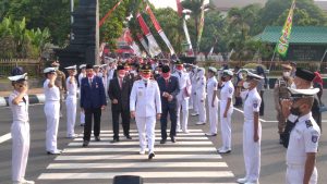 Foto: Bupati Kudus Hartopo bersama jajaran pejabat lainnya saat menuju ke alun-alun untuk melaksanakan Upacara Kemerdekaan HUT RI ke-77, (Foto : Adam Naufaldo)