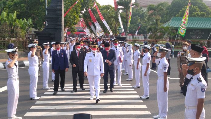 Foto: Bupati Kudus Hartopo bersama jajaran pejabat lainnya saat menuju ke alun-alun untuk melaksanakan Upacara Kemerdekaan HUT RI ke-77, (Foto : Adam Naufaldo) Foto: Bupati Kudus Hartopo bersama jajaran pejabat lainnya saat menuju ke alun-alun untuk melaksanakan Upacara Kemerdekaan HUT RI ke-77, (Foto : Adam Naufaldo)