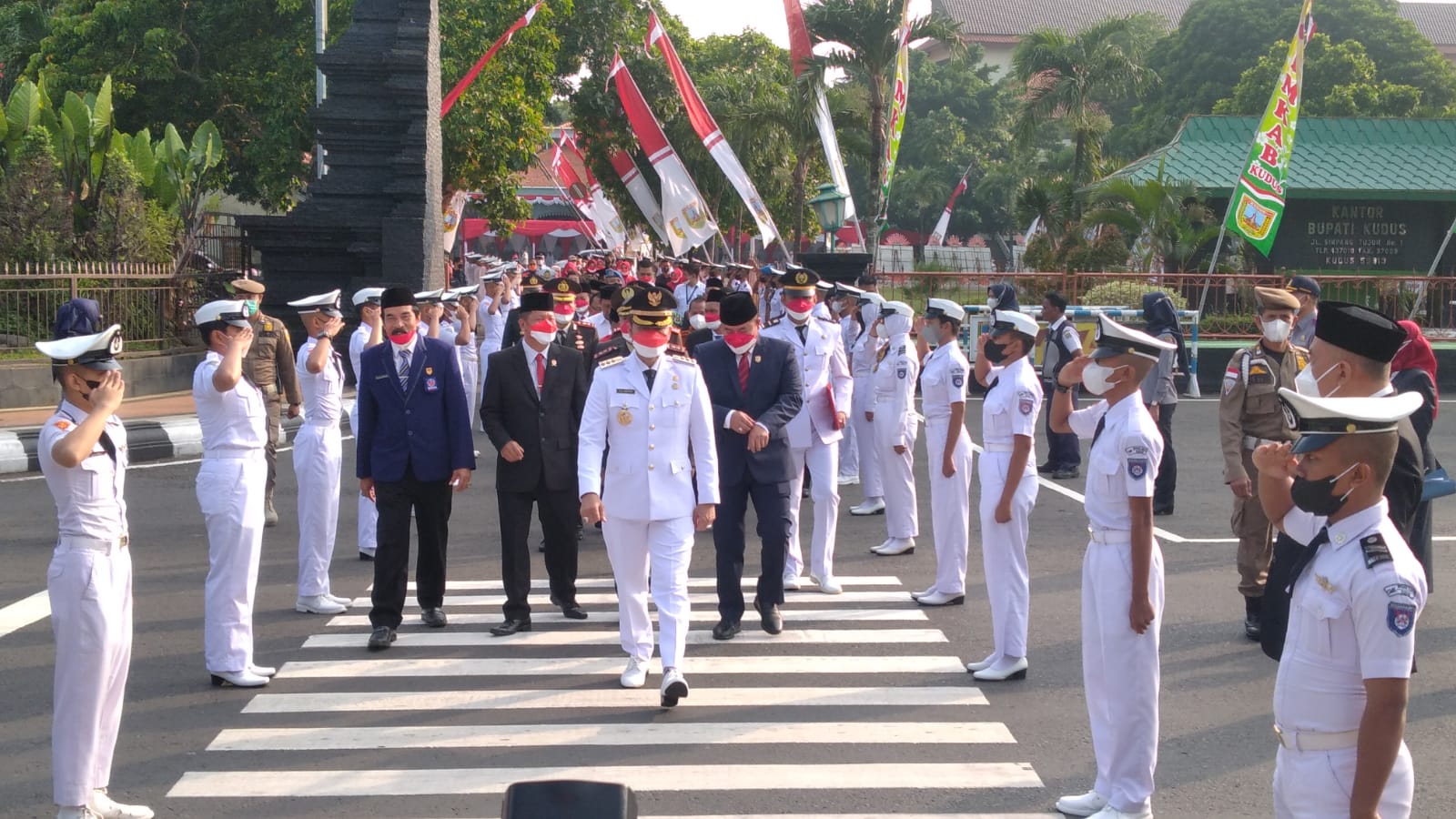 Foto: Bupati Kudus Hartopo bersama jajaran pejabat lainnya saat menuju ke alun-alun untuk melaksanakan Upacara Kemerdekaan HUT RI ke-77, (Foto : Adam Naufaldo)