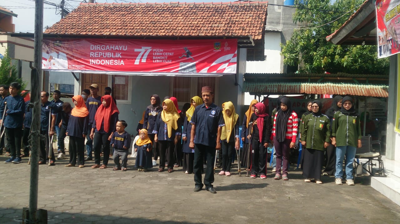 Ditengah terik matahari, FKDK tetap semangat melaksanakan kegiatan upacara bendera HUT RI ke-77, (Foto : Adam Naufaldo)