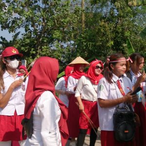 Beberapa warga Dukuh Ngelo meriahkan kirab sekaligus menggunakan seragam sekolah dasar (SD) untuk memperingati HUT RI ke-77, (Foto : Adam Naufaldo)