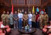Foto: I Dewa Ayu Firsty bersama kawannya diundang ke Pendopo Kabupaten Kudus
