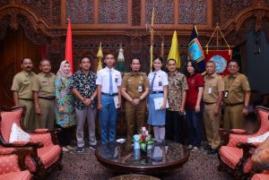 Foto: I Dewa Ayu Firsty bersama kawannya diundang ke Pendopo Kabupaten Kudus