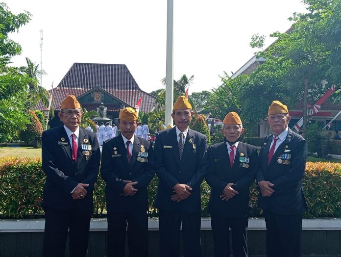 Sejumlah veteran foto bersama usai mengikuti upacara bendera memperingati HUT ke-77 RI, Rabu (17/8/2022)