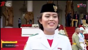 I Dewa Ayu Firsty pengibar bendera siswi SMAN 2 Kudus Jawa Tengah (Tangkapan layar) (istimewa)