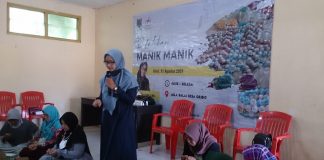 Warga Desa Gribig tampak menikmati pelatihan pembuatan manik