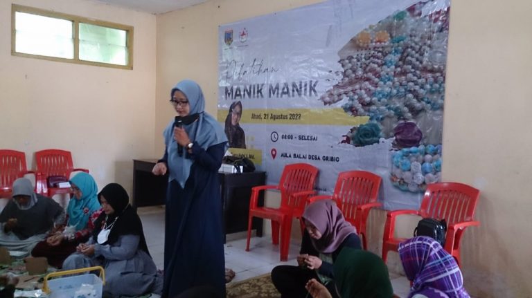 KPMD Gribig Kudus Beri Pelatihan ke Masyarakat Cara Membuat Manik-Manik