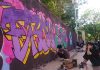 Tampak beberapa peserta Kudus Art tengah menggambar