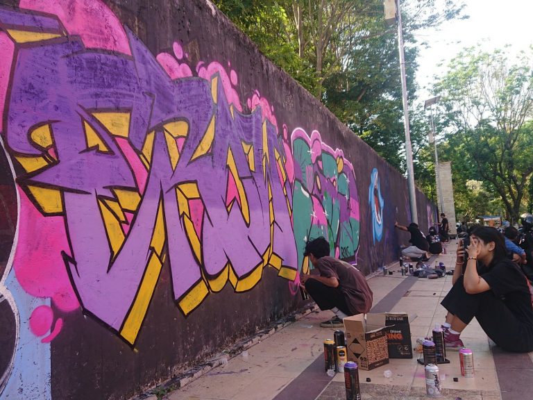 Meriahkan Agustusan, Komunitas Kudus Street Art Menggambar di Tembok Kolam Renang Gor