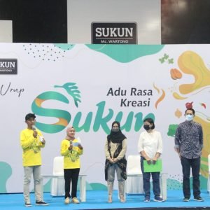 Chef Juna didampingi para juri dalam acara 'Adu Rasa Kreasi' di GOR Sukun Gebog Kudus, (Foto : Adam Naufaldo)