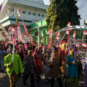 Antusiasme ratusan siswa mengikuti jalan sehat dengan pakaian profesi, pakaian adat dll