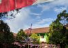 Ratusan siswa berkumpul di halaman sekolah sebelum pembukaan jalan sehat