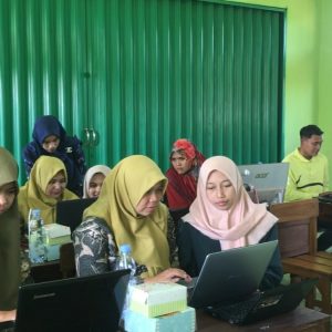 Segenap guru praktik pembuatan media pembelajaran powtoon dibantu mahasiswa