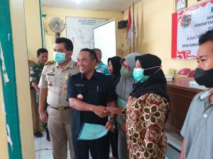 Penyerahan sertifikat tanah program PTSL di Desa Sokokulon, Kecamatan Margorejo