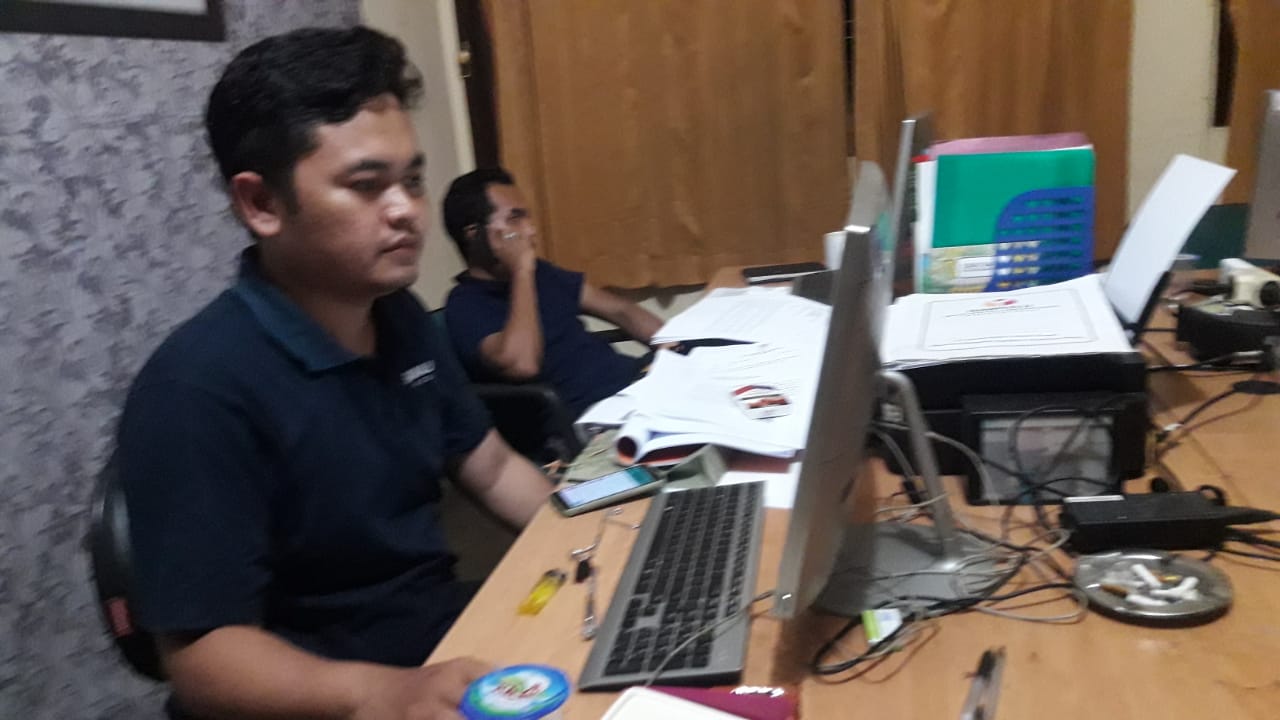 Petugas saat mengecek data yang dicatut, (Foto : Adam Naufaldo)