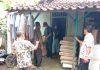 Pegawai Disperkim saat di lokasi rumah yang menerima bantuan peningkatan RTLH
