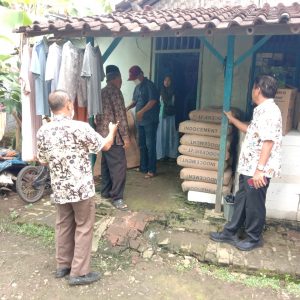 Pegawai Disperkim saat di lokasi rumah yang menerima bantuan peningkatan RTLH