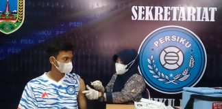 Pemain Persiku melakukan vaksinasi, (Foto : Adam Naufaldo)