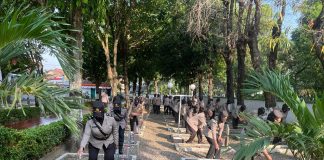 Tampak Personil Polwan melakukan tabur bunga, (Foto : Adam Naufaldo)