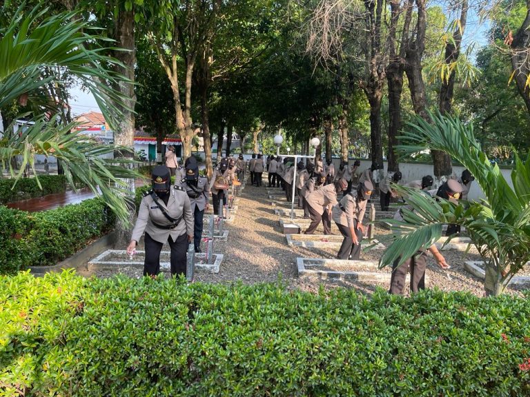 57 Personil Polwan Berziarah ke Taman Makam Pahlawan Kudus, Jelang HUT Polwan ke-74