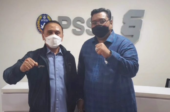 Ketua Umum Persipa Pati, Joni Kurnianto (kanan) Ketua Umum Persipa Pati, Joni Kurnianto (kanan)