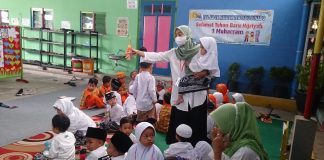 Potret kegiatan santunan anak yatim di KB-TK Muslim Terpadu Dinado Kudus, (Foto : Adam Naufaldo)