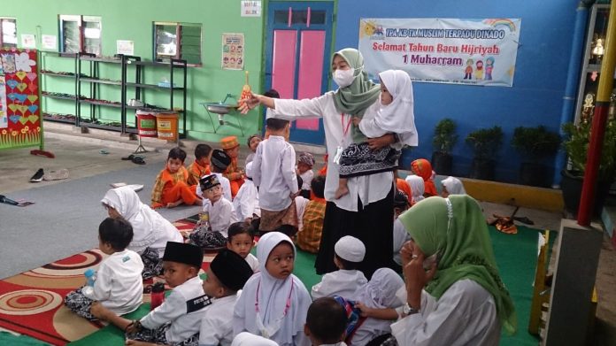 Potret kegiatan santunan anak yatim di KB-TK Muslim Terpadu Dinado Kudus, (Foto : Adam Naufaldo)