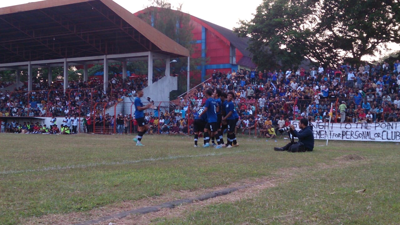 Para pemain berselebrasi usai mencetak gol ke gawan PPSM Magelang, (Foto : Adam Naufaldo)