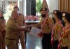 Pj Bupati Pati, Henggar Budi Anggoro saat menyerahkan piagam penghargaan kepada kontingen pramuka Kwarcab Pati yang sebelumnya mengikuti Jamnas
