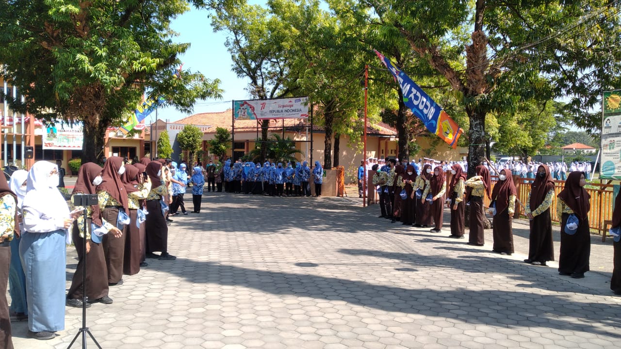 Tampak puluhan siswa-siswi menunggu kedatangan I Dewa Ayu Firsty di SMAN 2 Kudus, (Foto : Adam Naufaldo)