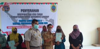 Pemdes Pegandan bersama BPN Pati menyerahkan sertifikat program PTSL, Selasa (30/8/2022)