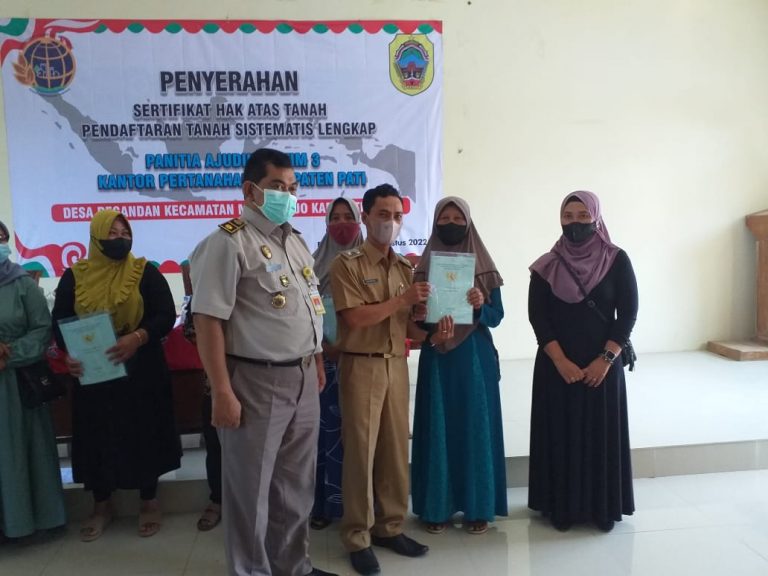 Pemdes Pegandan Bersama BPN Pati Bagikan Sertifikat Tanah PTSL