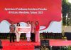 I Dewa Ayu Firsty diguyur bonus tabungan sebesar Rp 50 Juta yang diberikan oleh Elizabeth Lydia selaku Program Officer Bakti Pendidikan Djarum Foundation, (Foto : Adam Naufaldo)