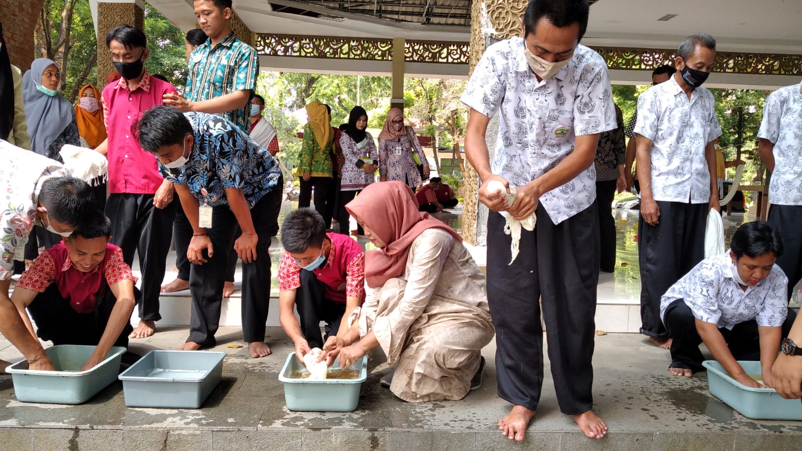 Para disabilitas tengah asik menikmati pelatihan Ecoprint bersama instruktur, (Foto : Adam Naufaldo)