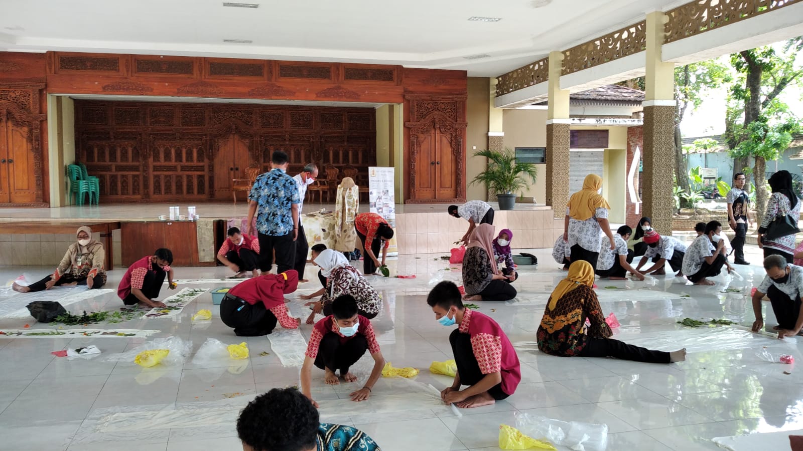 Para disabilitas tengah asik menikmati pelatihan Ecoprint bersama instruktur, (Foto : Adam Naufaldo)